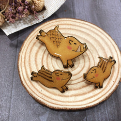 微笑小野豬 旋轉式 安全 別針 Little Smiling Piggy Pin 第1張的照片