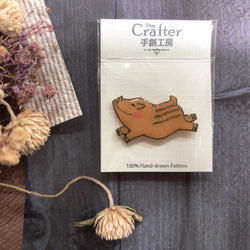 微笑小野豬 旋轉式 安全 別針 Little Smiling Piggy Pin 第3張的照片