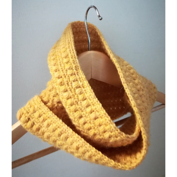 手編みスヌード　ウール１００％　送料無料　マスタードイエロー　メビウス編み　玉編みのポコポコ感がかわいい!! 2枚目の画像