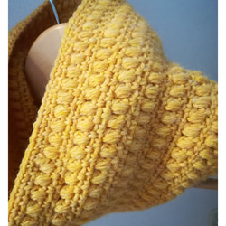 手編みスヌード　ウール１００％　送料無料　マスタードイエロー　メビウス編み　玉編みのポコポコ感がかわいい!! 3枚目の画像