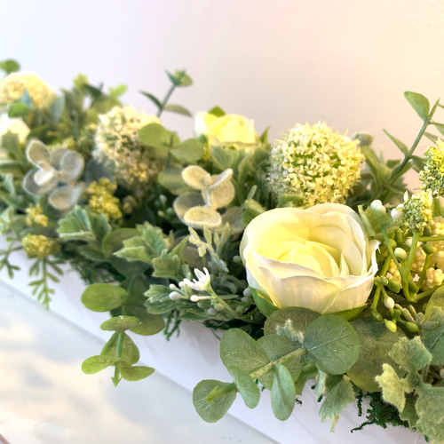 ホワイトグリーンのアートフラワーアレンジメント フラワーアレンジメント（グリーン系カラー）: リビング・ホビー