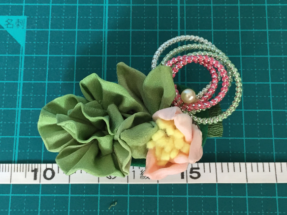 つまみ細工 草緑 ピンク小花 メタリックヤーンヘアークリップ 2枚目の画像