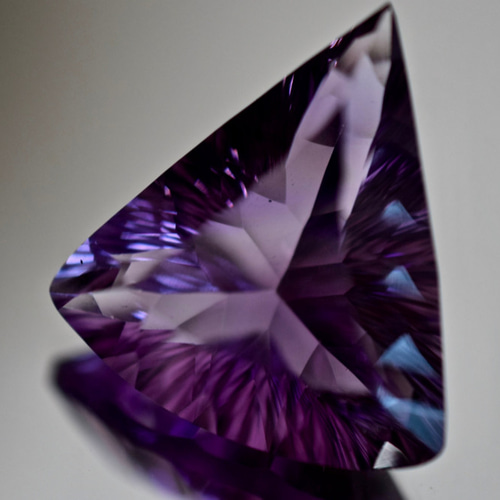 122 上品 一点物 天然 超大粒 アメジスト 三角形 アメシスト 紫水晶 ２
