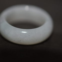 81-35 訳あり処分品 15.5号 天然 白瓷 翡翠 リング 指輪 硬玉 くりぬき 誕生石 2枚目の画像