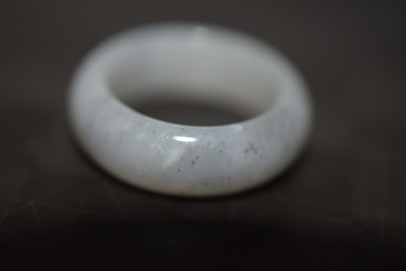 81-35 訳あり処分品 15.5号 天然 白瓷 翡翠 リング 指輪 硬玉 くりぬき 誕生石 3枚目の画像