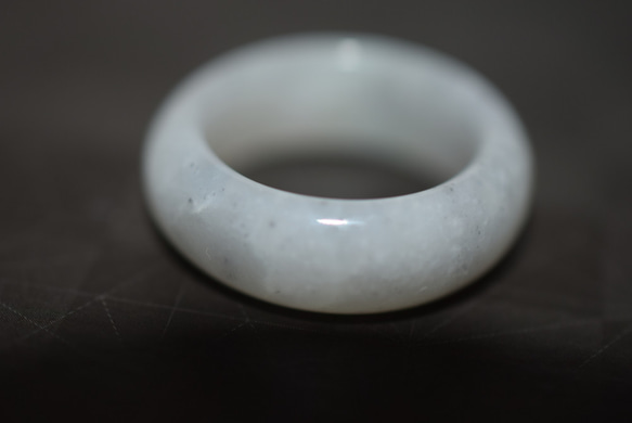 81-35 訳あり処分品 15.5号 天然 白瓷 翡翠 リング 指輪 硬玉 くりぬき 誕生石 4枚目の画像