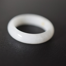 111-20 美品 15.0号 天然 翡翠 白瓷 リング 指輪 硬玉 くりぬき 誕生石 2枚目の画像
