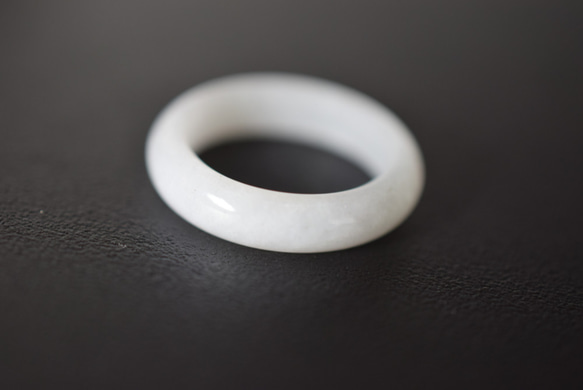 111-20 美品 15.0号 天然 翡翠 白瓷 リング 指輪 硬玉 くりぬき 誕生石 3枚目の画像