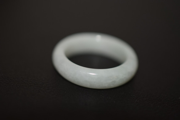 111-23 美品 15.5号 天然 翡翠 白瓷 リング 指輪 硬玉 くりぬき 誕生石 2枚目の画像