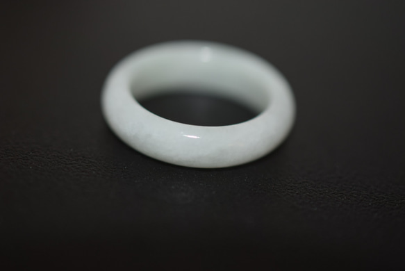 111-23 美品 15.5号 天然 翡翠 白瓷 リング 指輪 硬玉 くりぬき 誕生石 3枚目の画像