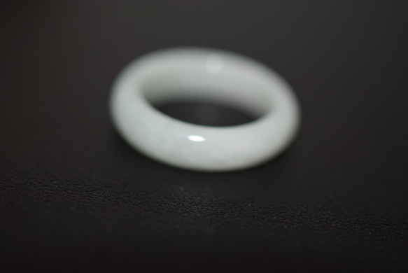 111-23 美品 15.5号 天然 翡翠 白瓷 リング 指輪 硬玉 くりぬき 誕生石 4枚目の画像