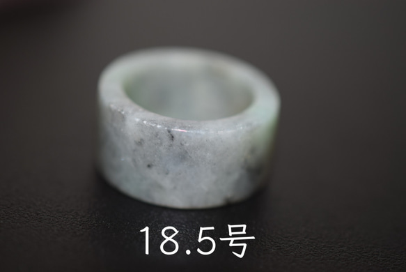 111-3 特売 18.5号 天然 翡翠 グレー リング 板指 広幅  指輪 硬玉 馬鞍くりぬき 誕生石 1枚目の画像