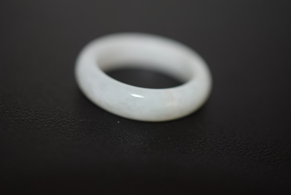 111-15 美品 15.0号 天然 翡翠 白瓷 リング  指輪 硬玉 くりぬき 誕生石 2枚目の画像