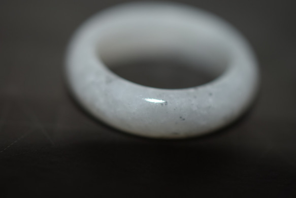 81-45 美品 薬指 15.5号 天然 翡翠 リング 指輪 硬玉 くりぬき 誕生石 3枚目の画像