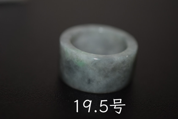 134-6 美品 19.5号 天然 翡翠 グレー リング 板指 広幅  指輪 硬玉 馬鞍くりぬき 誕生石 1枚目の画像