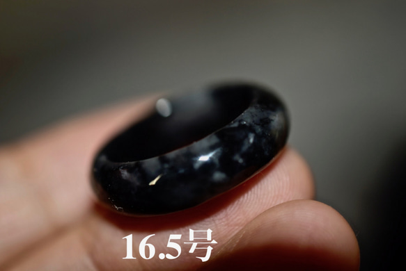 A72 美品 16.5号 天然 黒翡翠 リング 指輪 硬玉 くりぬき 誕生石 1枚目の画像