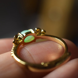 D125 特売 一点物 ミャンマー産 天然 白緑 A貨 本翡翠 硬玉 蝶々リング 指輪 フリーサイズ イエローゴールド 3枚目の画像