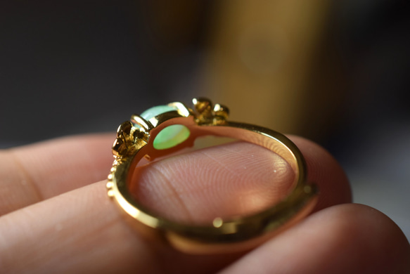 D125 特売 一点物 ミャンマー産 天然 白緑 A貨 本翡翠 硬玉 蝶々リング 指輪 フリーサイズ イエローゴールド 3枚目の画像