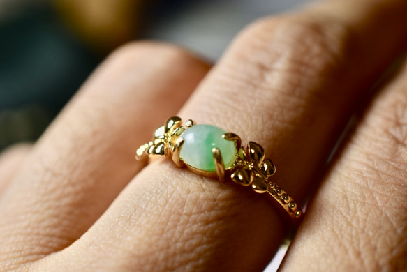 D125 特売 一点物 ミャンマー産 天然 白緑 A貨 本翡翠 硬玉 蝶々リング 指輪 フリーサイズ イエローゴールド 5枚目の画像