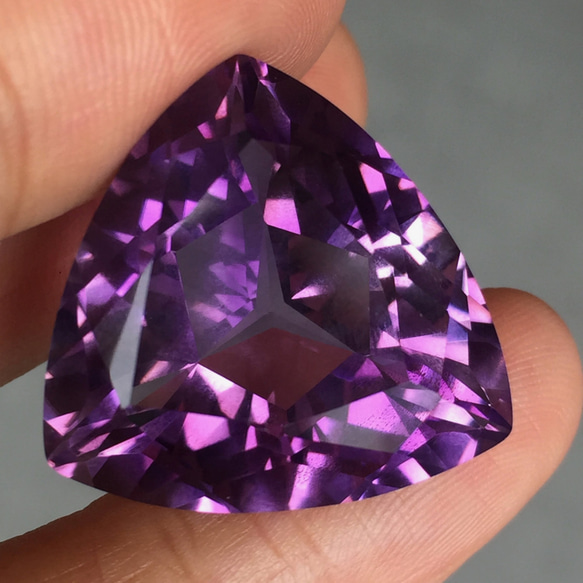8062 一点物 奇跡の超大粒天然アメジスト 三角 アメシスト 紫水晶 ２月
