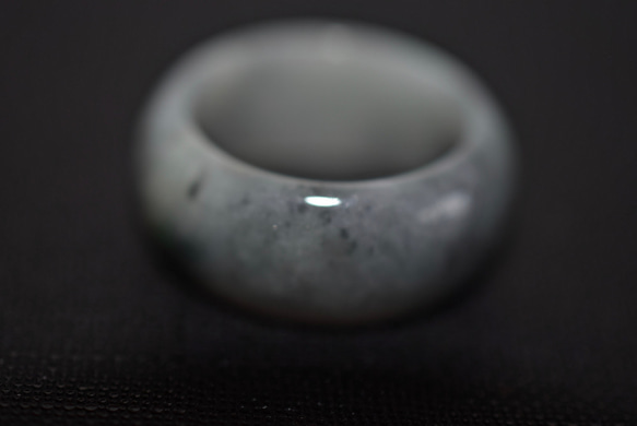 197-7 17.5号 天然 A貨 黒 グレー 翡翠 板指 広幅 リング 指輪 硬玉 2枚目の画像