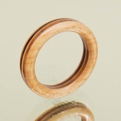 木の指輪 スミス 白 【受注生産】カエデ・ケヤキ・ブビンガのストライプ ５層の木材がキラリと光ります 1枚目の画像