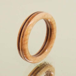 木の指輪 スミス 白 【受注生産】カエデ・ケヤキ・ブビンガのストライプ ５層の木材がキラリと光ります 2枚目の画像