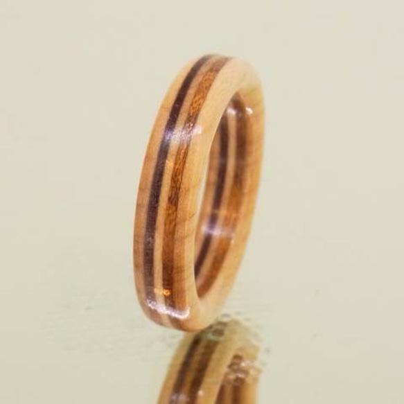 木の指輪 スミス 白 【受注生産】カエデ・ケヤキ・ブビンガのストライプ ５層の木材がキラリと光ります 3枚目の画像