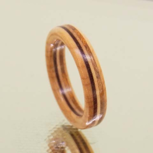 木の指輪 スミス 白 【受注生産】カエデ・ケヤキ・ブビンガのストライプ ５層の木材がキラリと光ります 4枚目の画像