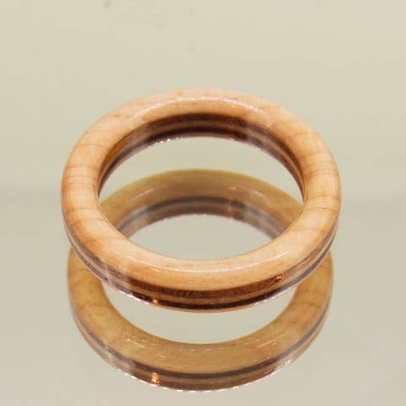 木の指輪 スミス 白 【受注生産】カエデ・ケヤキ・ブビンガのストライプ ５層の木材がキラリと光ります 6枚目の画像