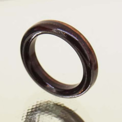 木の指輪 スミス 黒【受注生産】黒タン・ブビンガ・パープルハートの縞模様 ５層の木材がキラリと光ります 5枚目の画像