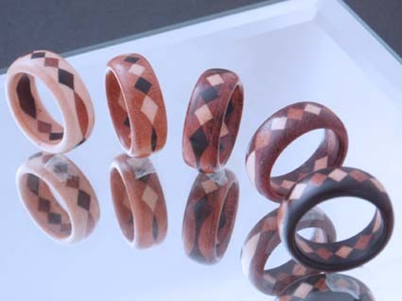 木の指輪 ダイヤ 白 【受注生産】カエデ・ブビンガ・黒タン トランプのダイヤを並べた印象的な指輪 プロポーズに人気！ 10枚目の画像
