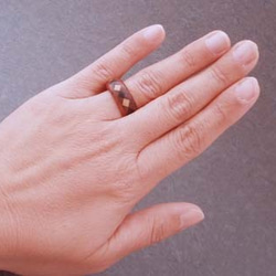 木の指輪 ダイヤ 白 【受注生産】カエデ・ブビンガ・黒タン トランプのダイヤを並べた印象的な指輪 プロポーズに人気！ 9枚目の画像