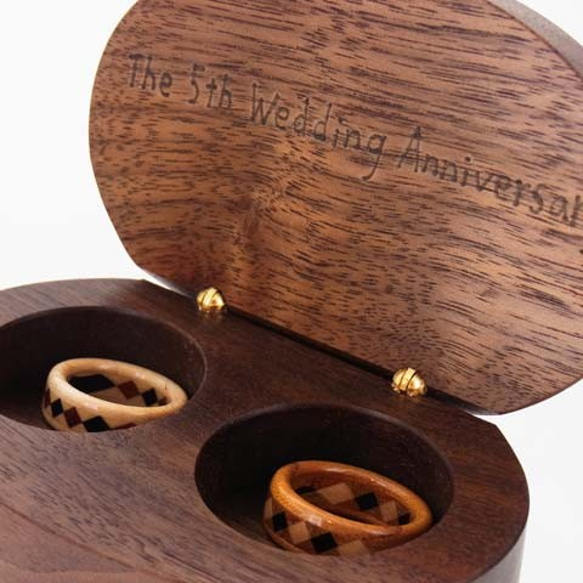 木の指輪 ダイヤ 白 【受注生産】カエデ・ブビンガ・黒タン トランプのダイヤを並べた印象的な指輪 プロポーズに人気！ 8枚目の画像