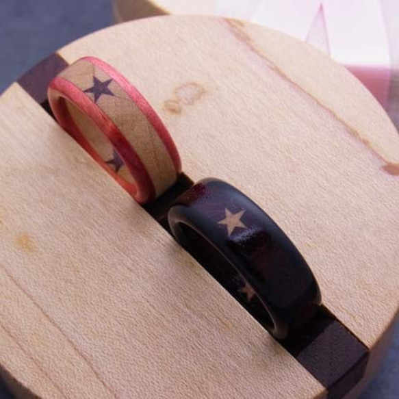 木の指輪 LUCKYSTAR 赤紫ベースの配色【受注生産】きらりと光るラッキースター「幸運の星」を意味します 3枚目の画像