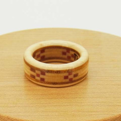 木の指輪 ミンサー織Bタイプ 白ベースの配色【受注生産】「いつも世までも末永く」という意味を持つ沖縄ミンサー織模様 2枚目の画像