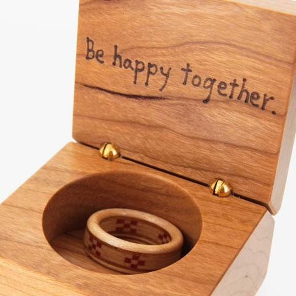 木の指輪 ミンサー織Bタイプ 白ベースの配色【受注生産】「いつも世までも末永く」という意味を持つ沖縄ミンサー織模様 3枚目の画像