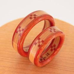 木の指輪 ミンサー織Aタイプ ピンクベースの配色【受注生産】「いつも世までも末永く」という意味を持つ沖縄ミンサー織模様 2枚目の画像