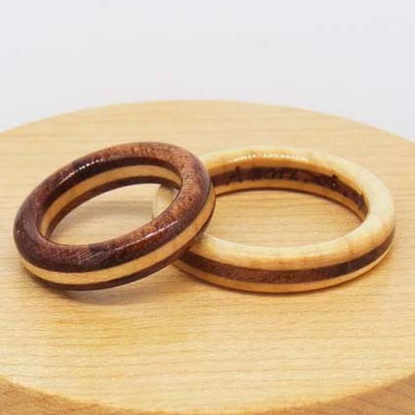 木の指輪【受注生産】カエデ・ブビンガ 対になる配色でペアリングがより楽しめる！ペア（2個）の価格です。 1枚目の画像