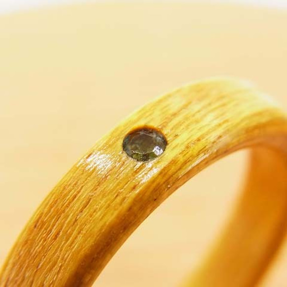 ブルートパーズ(11月の誕生石)を入れた木の指輪 【受注生産】イエローハート 独自の技法で宝石をしっかりと固定します 2枚目の画像