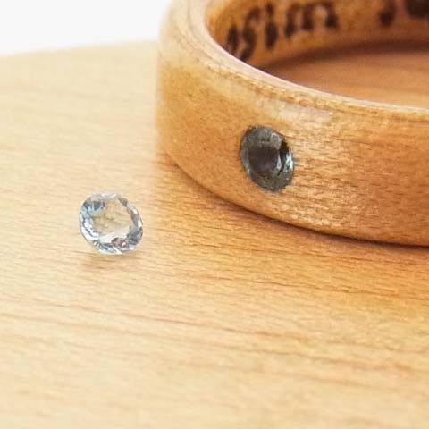 ブルートパーズ(11月の誕生石)を入れた木の指輪 【受注生産】樺　かば　バーチ 独自の技法で宝石をしっかりと固定します 10,010円