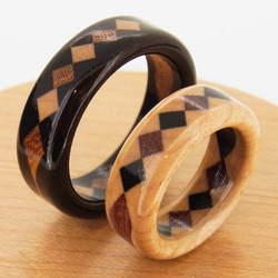 木の指輪 ダイヤ ペアリング　白と黒 【受注生産】 トランプのダイヤを並べた印象的な指輪 2枚目の画像
