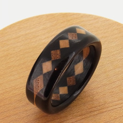木の指輪 ダイヤ ペアリング　白と黒 【受注生産】 トランプのダイヤを並べた印象的な指輪 6枚目の画像