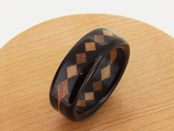 木の指輪 ダイヤ ペアリング　白と黒 【受注生産】 トランプのダイヤを並べた印象的な指輪 6枚目の画像