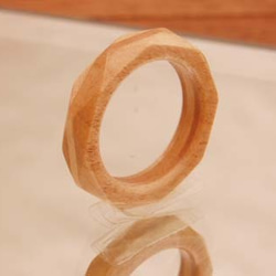 木の指輪 ダイアナ 白 【受注生産】カエデ ブリリアントカットをイメージしたシンプルだけど大人っぽい指輪です 2枚目の画像