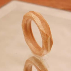 木の指輪 ダイアナ 白 【受注生産】カエデ ブリリアントカットをイメージしたシンプルだけど大人っぽい指輪です 3枚目の画像