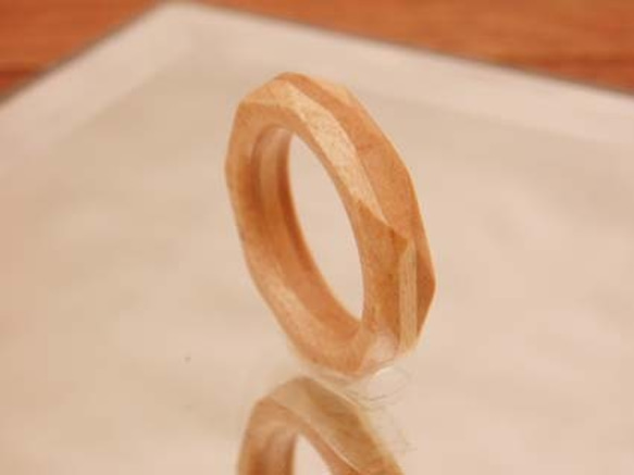 木の指輪 ダイアナ 白 【受注生産】カエデ ブリリアントカットをイメージしたシンプルだけど大人っぽい指輪です 3枚目の画像