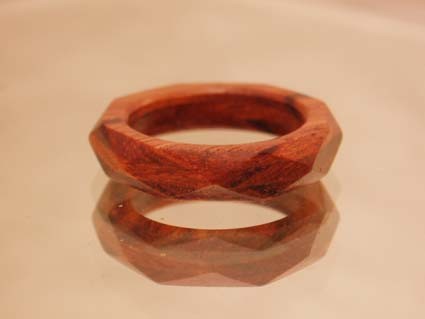 木の指輪 ダイアナ 赤 【受注生産】ブビンガ ブリリアントカットをイメージしたシンプルだけど大人っぽい指輪です
