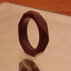 木の指輪 ダイアナ 赤紫 【受注生産】パープルハート ブリリアントカットをイメージしたシンプルだけど大人っぽい指輪です 3枚目の画像
