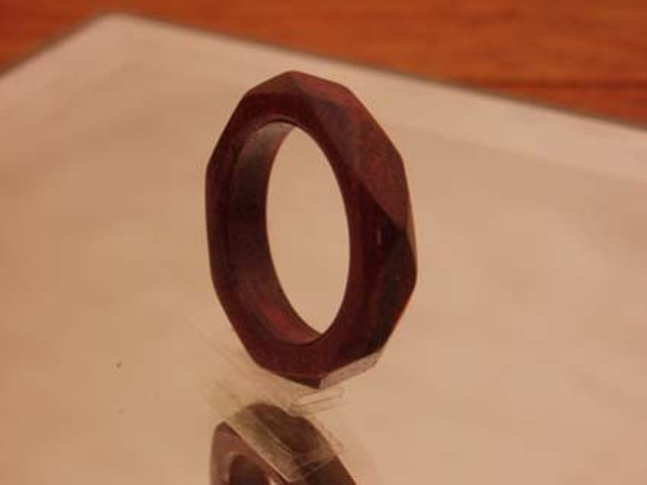 木の指輪 ダイアナ 赤紫 【受注生産】パープルハート ブリリアントカットをイメージしたシンプルだけど大人っぽい指輪です 3枚目の画像